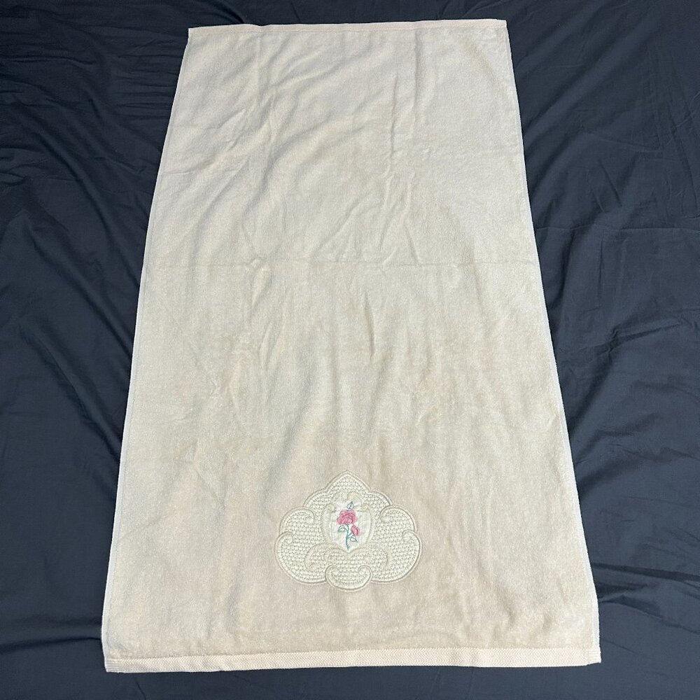 Vintage Crafted with Pride In the USA Yellow Embroidered flowers Bath Towel